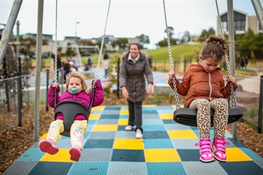 2 swings one for toddles and one for older children