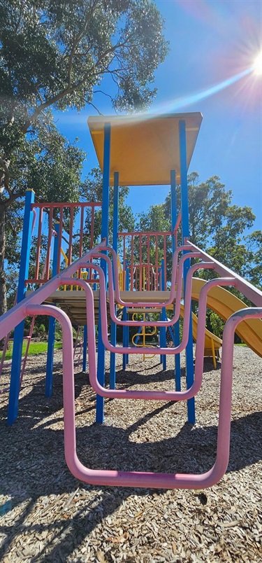 Climbing element on larger play equipment