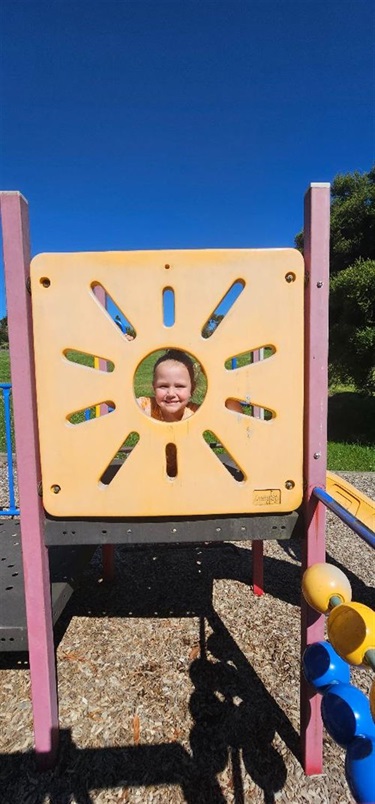 Play element on lower play equipment