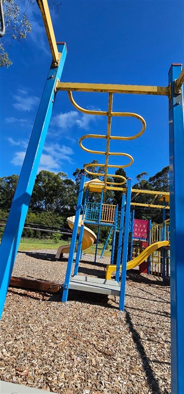 U-shaped monkey bars