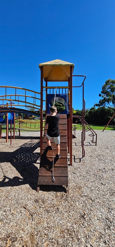 Climbing wall with chain