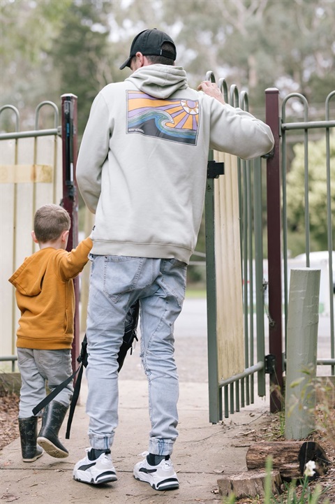 Dad-and-Child-at-gate